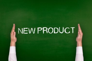 Yazı tahtası üzerinde gösterilen eller