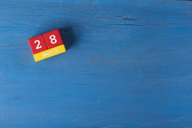 Ahşap yüzey üzerinde küp takvim