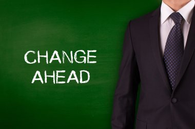 Blackboard karşı ayakta işadamı