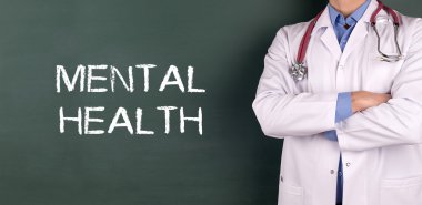 Yazı tahtası önünde ayakta doktor