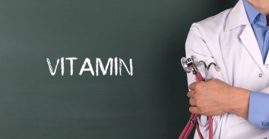 Yazı tahtası önünde ayakta doktor