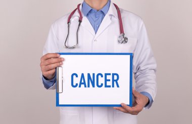Ayakta ve Pano tutan doktor