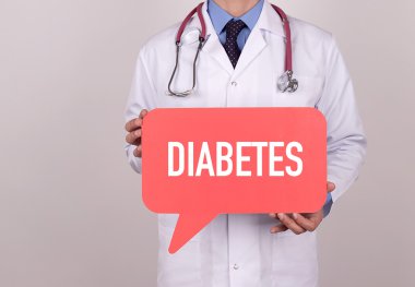 Konuşma balonu tutan doktor