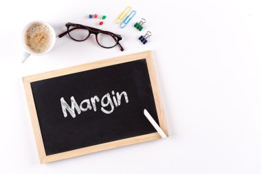 Kara tahta kahve fincanı ile