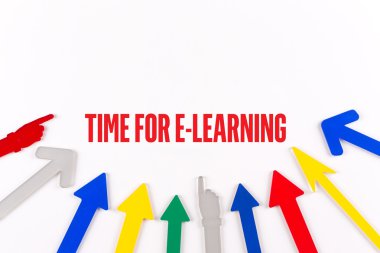 Renkli oklar merkeze gösterilen