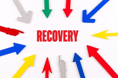 Renkli oklar merkeze gösterilen