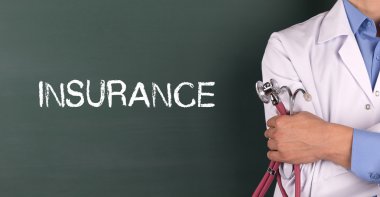 Yazı tahtası önünde ayakta doktor