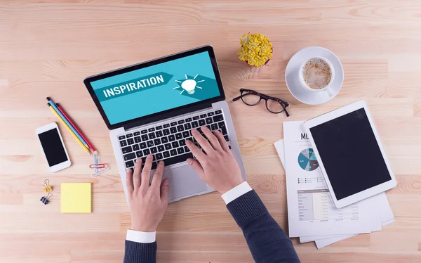 Zakenman werkt op computer op Bureau — Stockfoto