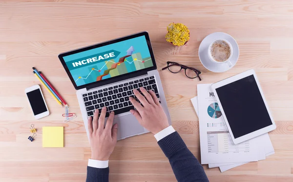 Geschäftsmann arbeitet am Computer am Schreibtisch — Stockfoto