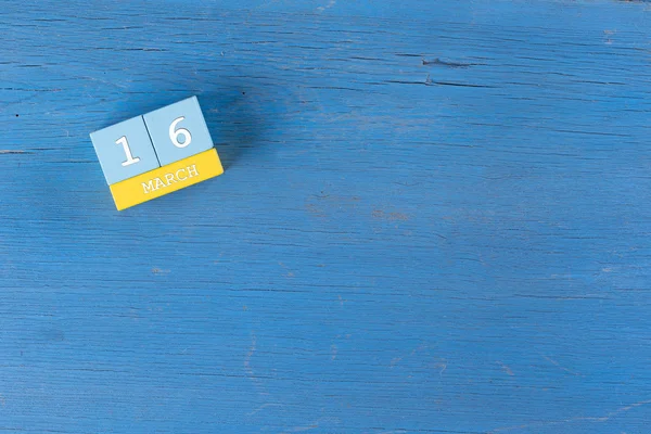 Calendário cubo na superfície de madeira — Fotografia de Stock