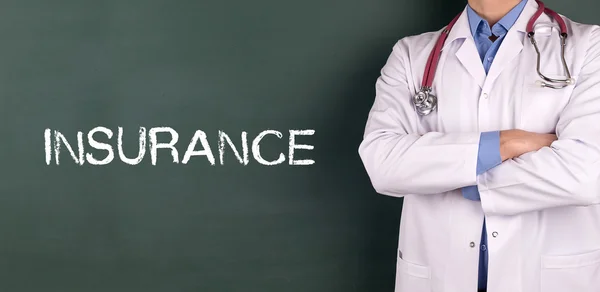 Γιατρός στέκεται μπροστά από το μαυροπίνακα — Φωτογραφία Αρχείου