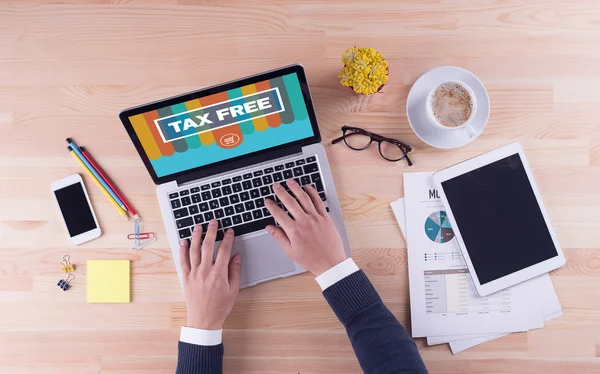 Empresario trabajando en escritorio — Foto de Stock