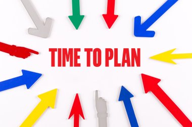 Renkli oklar merkeze gösterilen