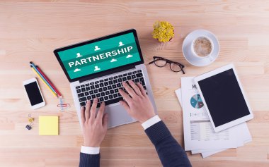 Masanın üzerinde çalışan iş adamı