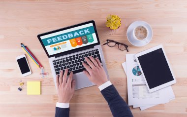 Masanın üzerinde çalışan iş adamı