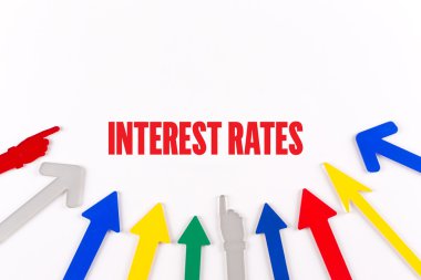 Renkli oklar merkeze gösterilen