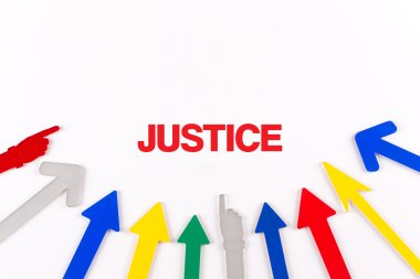 Renkli oklar merkeze gösterilen