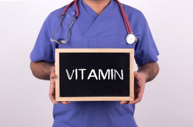 Mini yazı tahtası tutan doktor