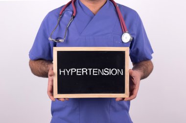 Mini yazı tahtası tutan doktor