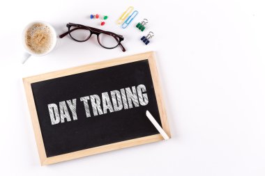 Kara tahta kahve fincanı ile