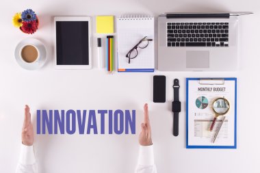 Masanın üzerinde çalışan iş adamı