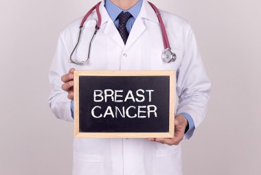 Mini yazı tahtası tutan doktor