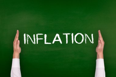 Yazı tahtası üzerinde gösterilen eller