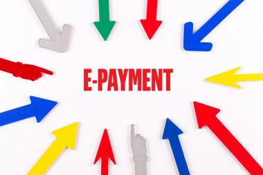 Renkli oklar merkeze gösterilen