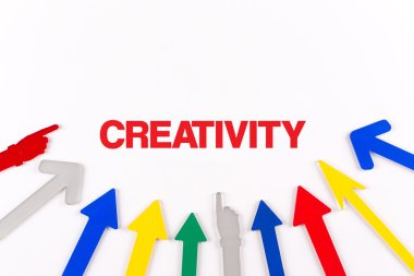 Renkli oklar merkeze gösterilen