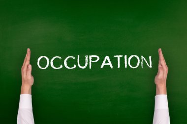 Yazı tahtası üzerinde gösterilen eller