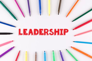 Daire oluşturan renkli işaretleyicileri