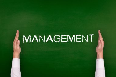 Yazı tahtası üzerinde gösterilen eller