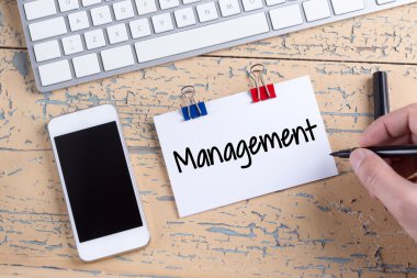 Kağıt Not ile smartphone ahşap masa