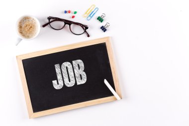 Kara tahta kahve fincanı ile