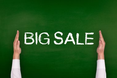 Yazı tahtası üzerinde gösterilen eller