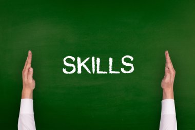 Yazı tahtası üzerinde gösterilen eller