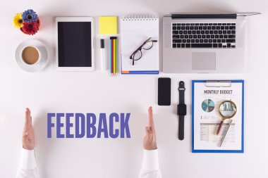 Masanın üzerinde çalışan iş adamı