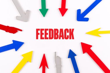 Renkli oklar merkeze gösterilen