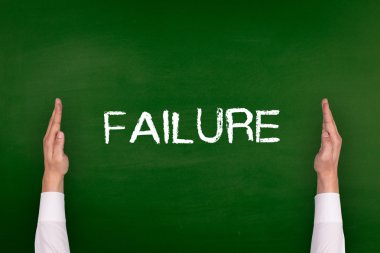 Yazı tahtası üzerinde gösterilen eller