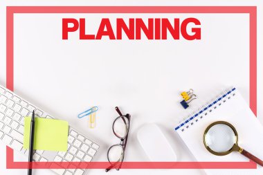 Masa üzerinde çeşitli ofis, banka donatımı