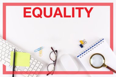 Masa üzerinde çeşitli ofis, banka donatımı