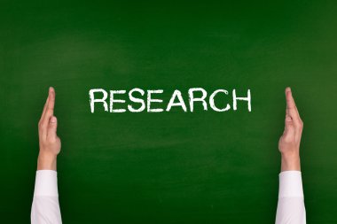 Yazı tahtası üzerinde gösterilen eller