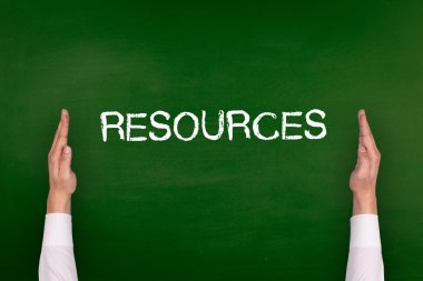 Yazı tahtası üzerinde gösterilen eller