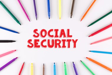 Daire oluşturan renkli işaretleyicileri