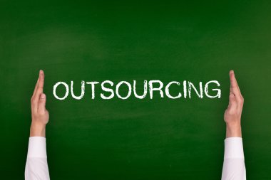 Yazı tahtası üzerinde gösterilen eller