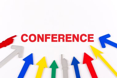 Renkli oklar merkeze gösterilen