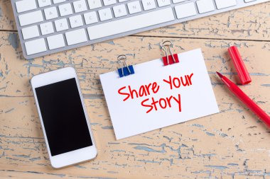 Kağıt Not ile smartphone ahşap masa