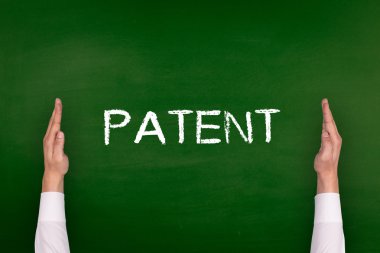 Yazı tahtası üzerinde gösterilen eller