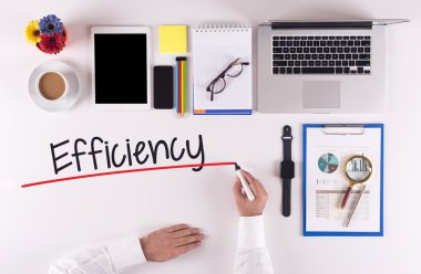 İşadamı marker ile masanın üstüne yazma