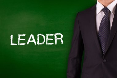 Blackboard karşı ayakta işadamı